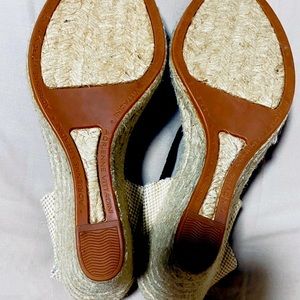 Adrienne Vittadini Woman
Black Textile Fabric Wedges Free 💝 With Every Item !